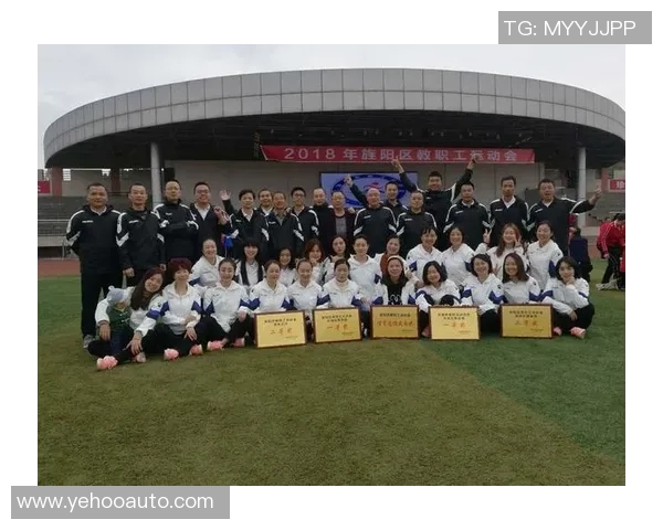 足球巨星亲吻奖牌瞬间展现荣耀激情点燃无数球迷热血